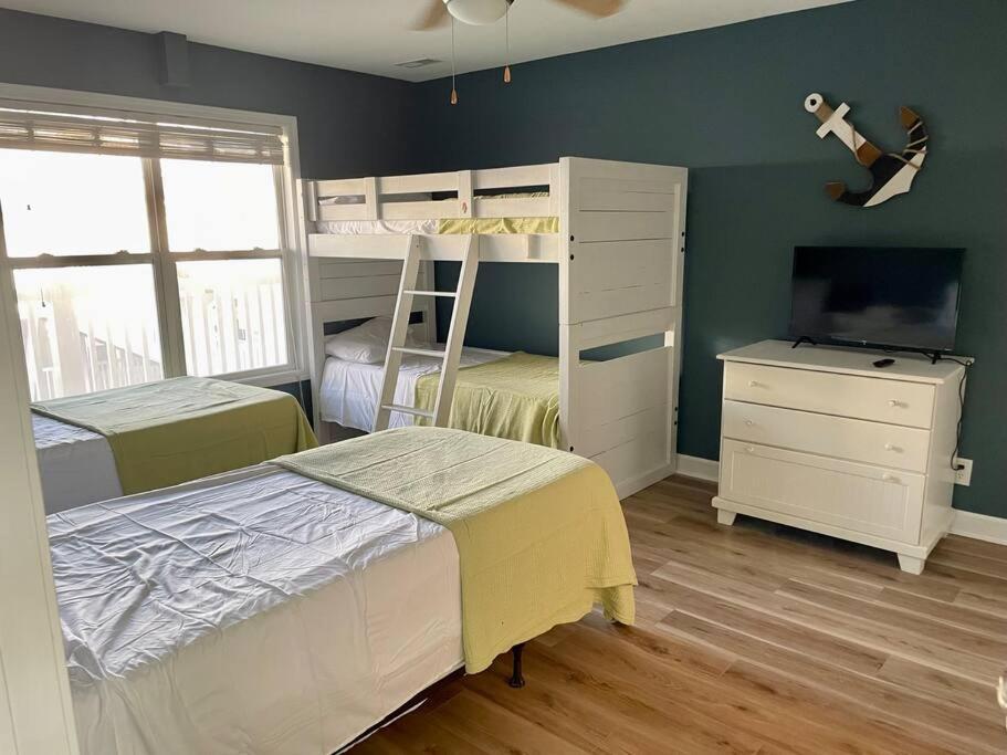 3 Bedroom Condo, Ocean Views & Short Walk To Beach! Oak Island Exterior photo